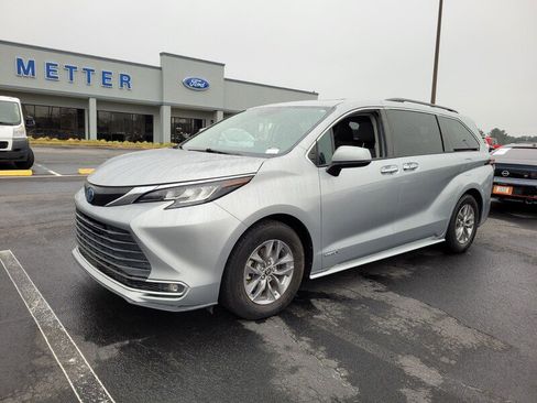 Used 2021 Toyota Sienna XLE image 3