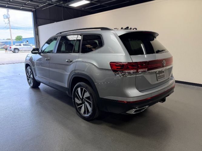 Used 2025 Volkswagen Atlas SE FWD image 2