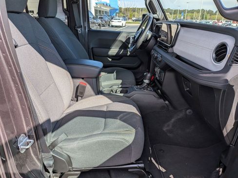 Used 2025 Jeep Wrangler Sahara image 33
