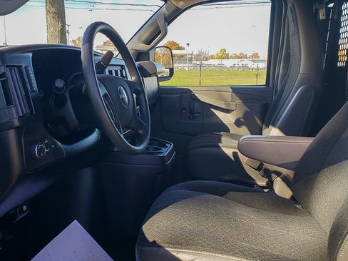 Used 2023 GMC Savana 2500 w/ Driver Convenience Package image 10