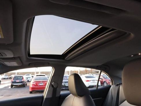 Used 2020 Toyota Camry XLE w/ Sunroof Package image 10