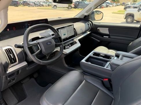 Used 2025 Ford Expedition Active RWD image 14