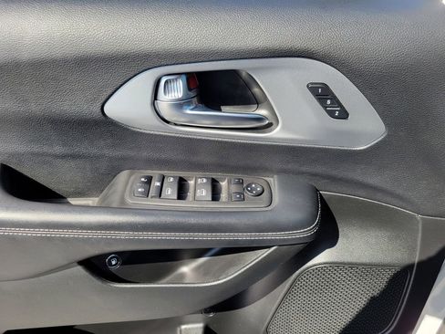 Used 2023 Chrysler Pacifica Touring-L w/ S Appearance Package FWD image 17