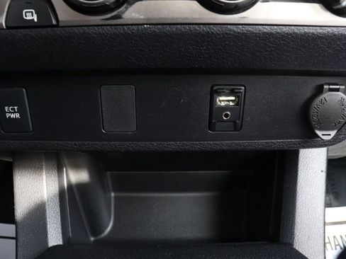 Used 2017 Toyota Tacoma 4x4 Access Cab image 28