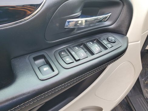 Used 2019 Dodge Grand Caravan SXT FWD image 9