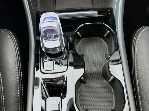 Used 2025 Volvo XC40 B5 Plus image 25