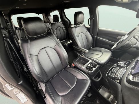 Used 2025 Chrysler Pacifica Select FWD image 17