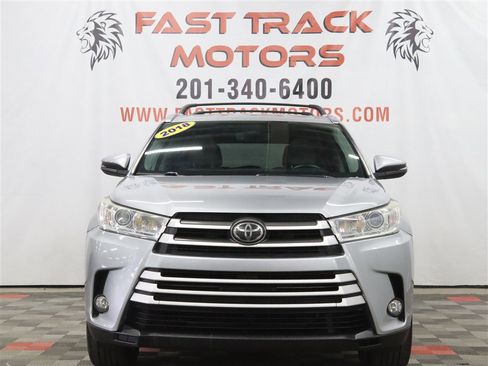 Used 2018 Toyota Highlander XLE AWD/4WD image 2