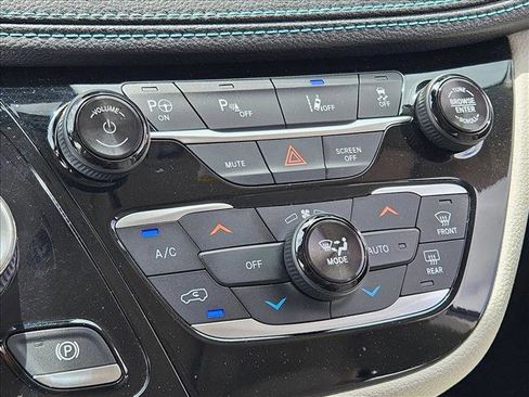 Used 2018 Chrysler Pacifica Limited w/ Advanced Safetytec Group FWD image 11