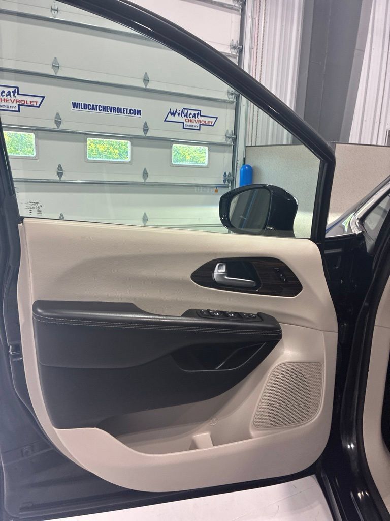 Used 2023 Chrysler Pacifica Limited FWD image 16