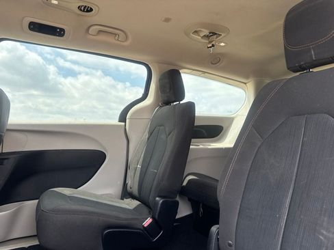 Used 2017 Chrysler Pacifica Touring FWD image 32