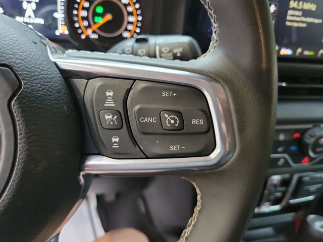 Used 2025 Jeep Wrangler Unlimited Sahara AWD/4WD image 28