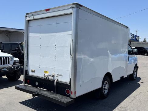 Used 2015 Chevrolet Express 3500 w/ Chrome Appearance Package image 4