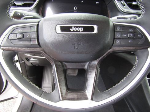 Used 2023 Jeep Grand Cherokee Limited w/ Black Appearance Package AWD/4WD image 20