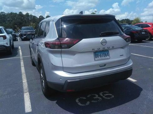 Used 2024 Nissan Rogue S AWD/4WD image 3