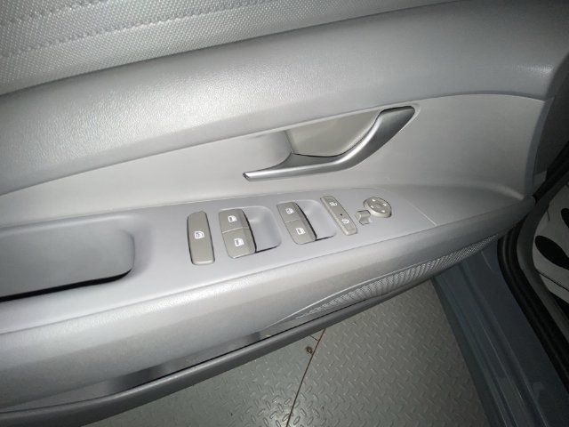 Used 2022 Hyundai Elantra SEL w/ Preferred Accessory Package FWD image 13