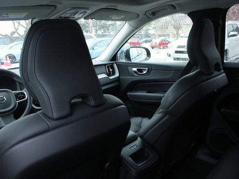 Used 2025 Volvo XC60 B5 Plus image 31