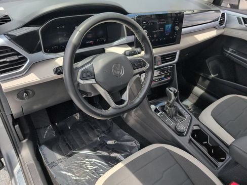 Used 2025 Volkswagen Taos SE AWD/4WD image 15