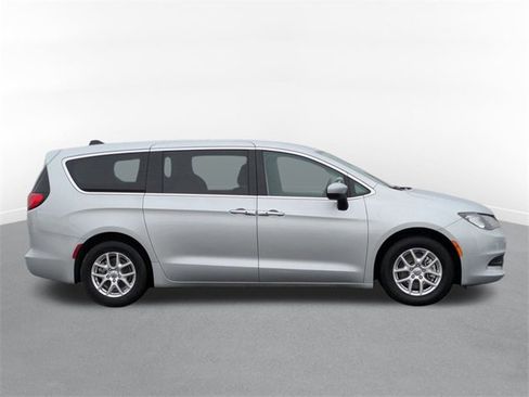 Used 2023 Chrysler Voyager LX image 2