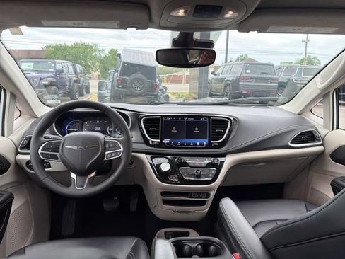 Used 2024 Chrysler Pacifica Limited FWD image 20