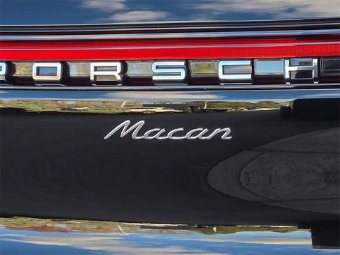Used 2025 Porsche Macan image 28