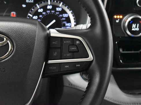 Used 2022 Toyota Highlander XLE image 11