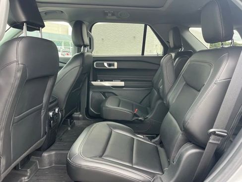 Used 2022 Ford Explorer XLT w/ Equipment Group 202A RWD image 6