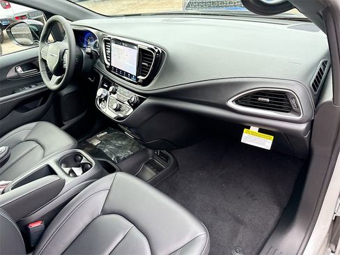 New 2026 Chrysler Pacifica Select image 33