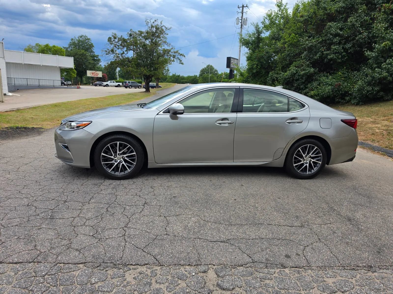 Used 2016 Lexus ES 350 w/ Luxury Package w/Wood Trim FWD image 4