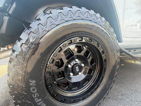 Used 2018 Jeep Wrangler Unlimited Sahara AWD/4WD image 12