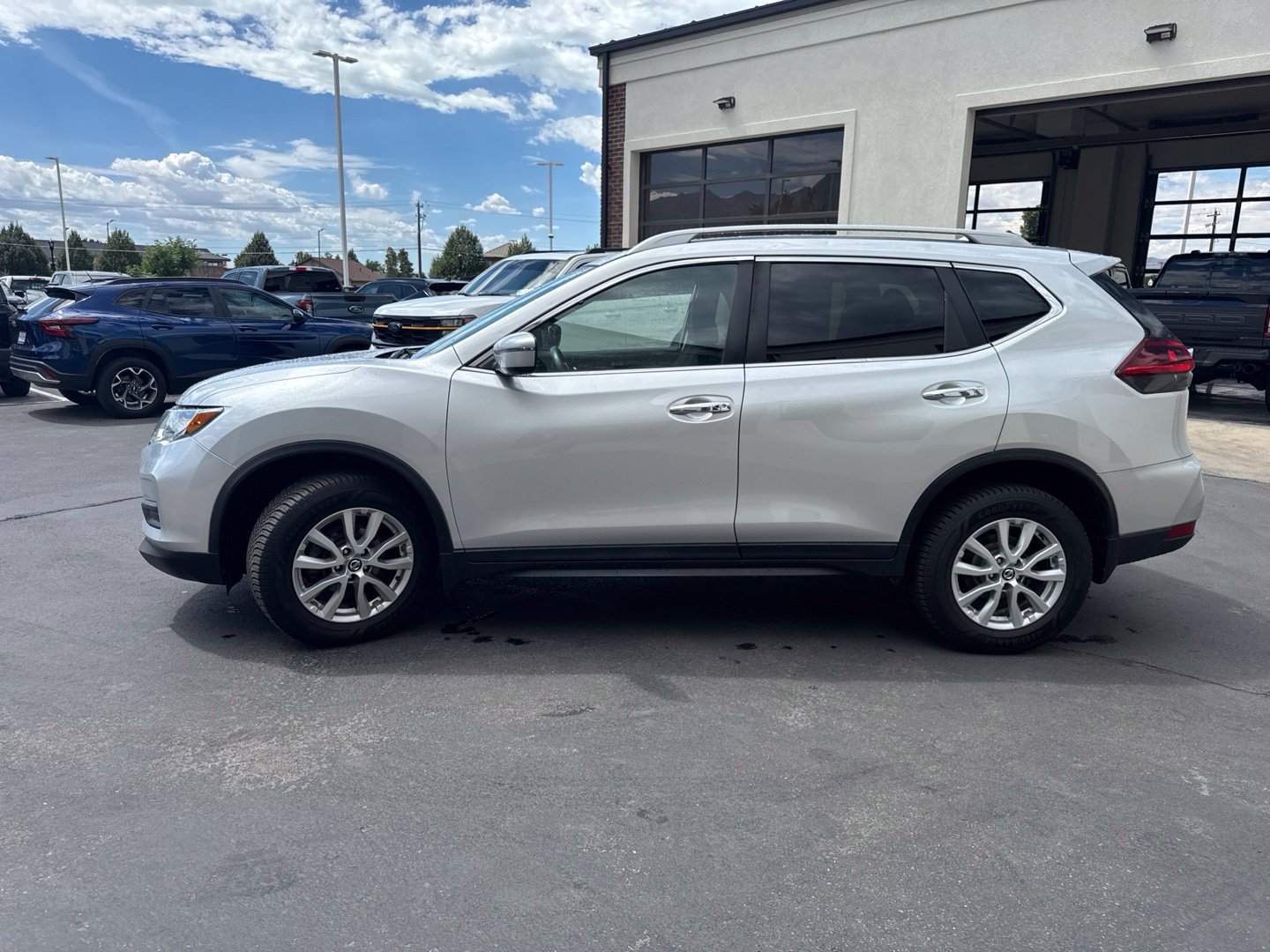 Used 2018 Nissan Rogue SV AWD/4WD image 5