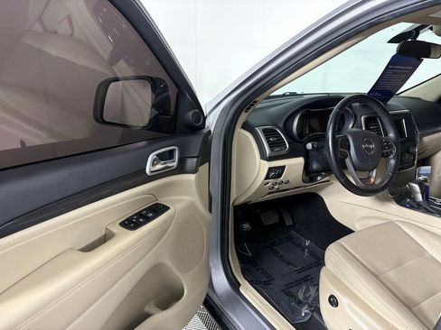 Used 2019 Jeep Grand Cherokee Laredo AWD/4WD image 12
