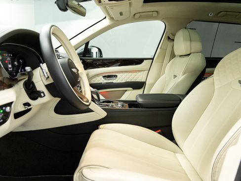 Used 2023 Bentley Bentayga AWD/4WD image 35