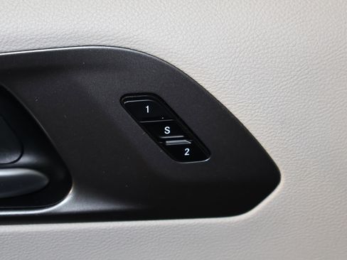 Used 2024 Chrysler Pacifica Touring-L image 34