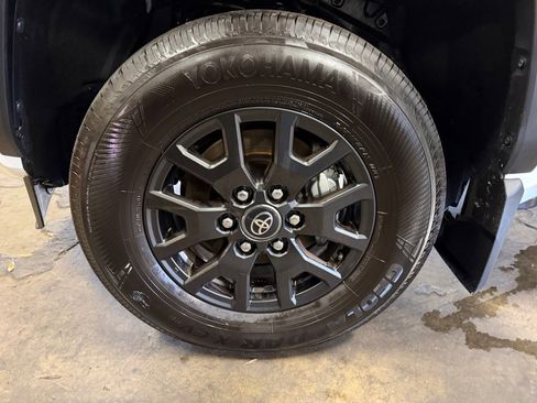 Used 2025 Toyota 4Runner SR5 image 31