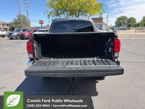 Used 2018 Toyota Tacoma TRD Off-Road AWD/4WD image 30