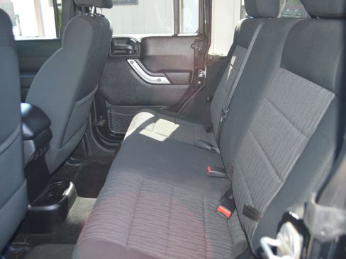 Used 2012 Jeep Wrangler Unlimited Sahara w/ Connectivity Group AWD/4WD image 19