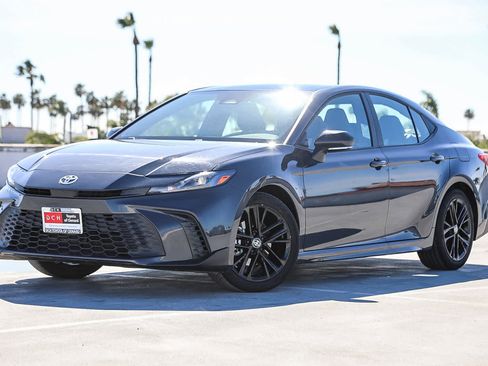 Certified 2025 Toyota Camry SE image 1