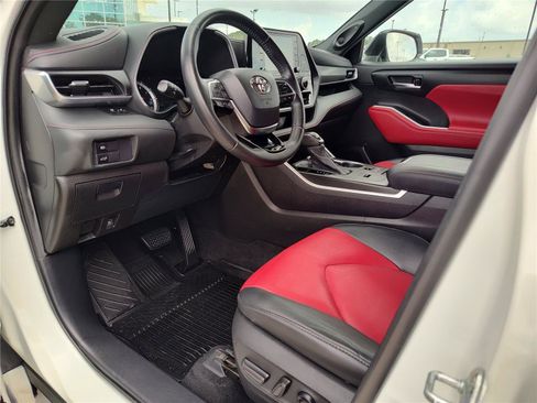 Used 2021 Toyota Highlander XSE FWD image 2