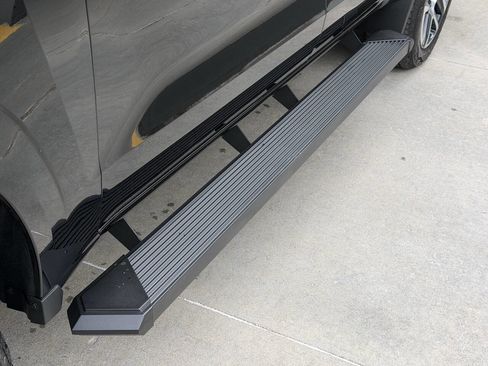 Used 2024 Chevrolet Colorado Z71 w/ Z71 Convenience Package 2 image 4