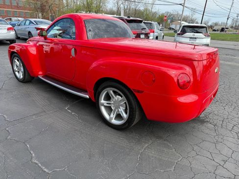 Used 2004 Chevrolet SSR w/ Preferred Equipment Group RWD image 8