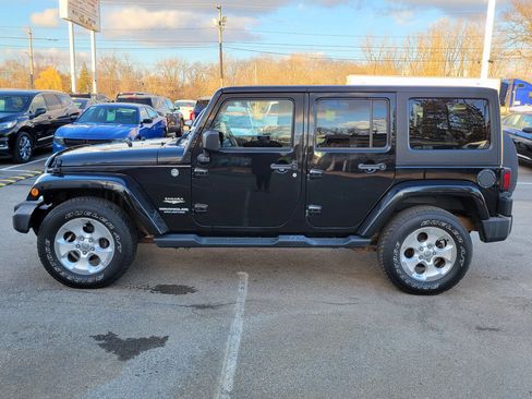 Used 2014 Jeep Wrangler Unlimited Sahara w/ Dual Top Group AWD/4WD image 7