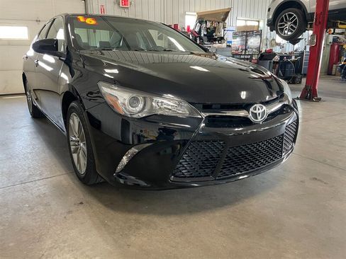 Used 2016 Toyota Camry SE FWD image 4