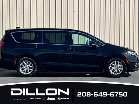 Used 2025 Chrysler Pacifica Select FWD image 3