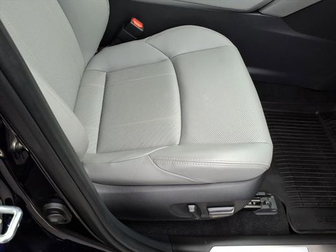 Used 2023 Toyota Venza Limited image 18