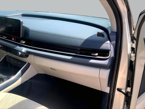 Certified 2025 Kia Carnival EX FWD image 17