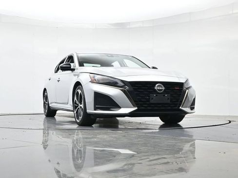 Used 2024 Nissan Altima 2.5 SR FWD image 34