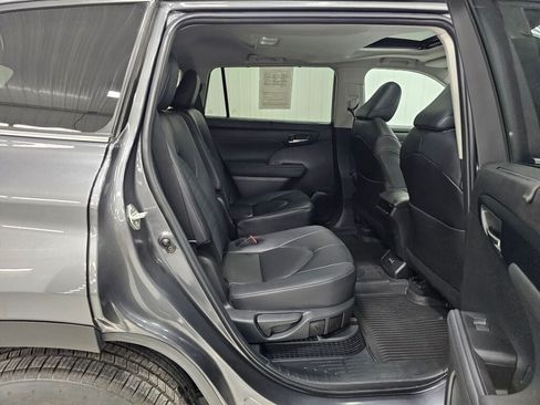 Used 2024 Toyota Highlander XLE AWD/4WD image 17