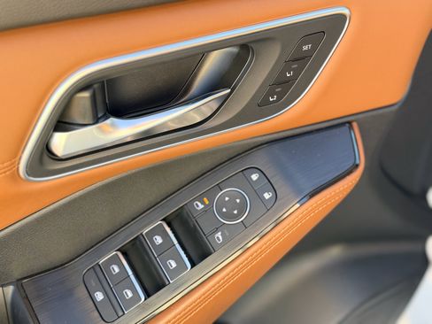 Used 2025 Nissan Rogue Platinum image 9