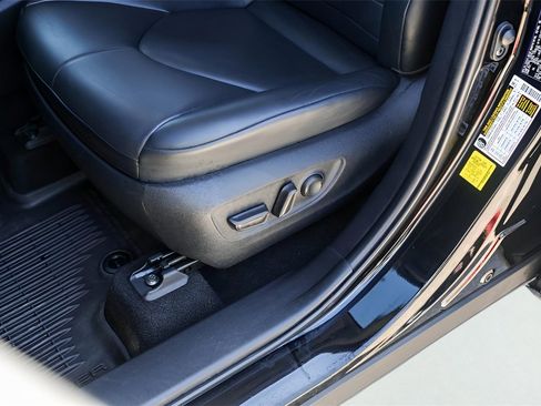 Used 2023 Toyota Highlander XLE image 11